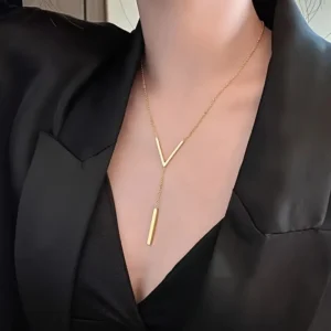 COLLAR EN FORMA MINIMALISTA