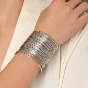 BRAZALETE PLATEADO MODERNO Y ATEMPORAL