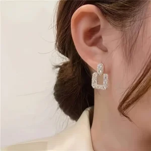 ARETES PEQUEÑOS CON PIEDRAS INCRUSTADAS ELEGANTES
