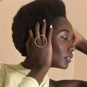 ANILLO CIRCULAR GRANDE DE ESTILO ELEGANTE
